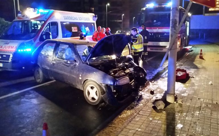 Via Cadello. Auto contro un palo. Morto il Conducente