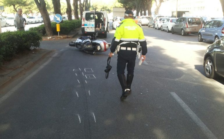 Scooter tampona auto. Ambulanze in viale Colombo