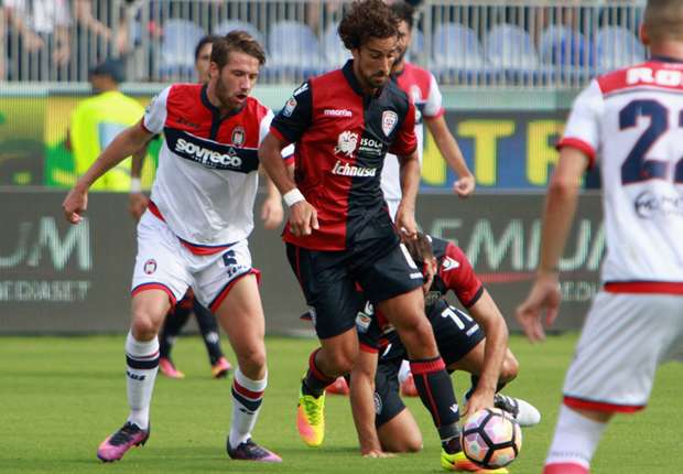 Il Cagliari parte bene, poi soffre, rischia ma alla fine batte il Crotone e vola in classifica