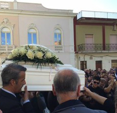 Una folla enorme, per una cerimonia straziante. Sinnai ha salutato Sofia, la bambina morta alla Metro