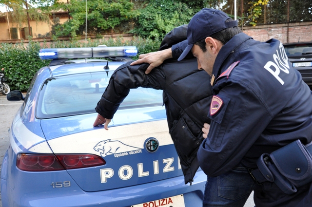 Cagliari. Rubano una boccetta di profumo alla Coin di via Dante, in arresto due pregiudicati