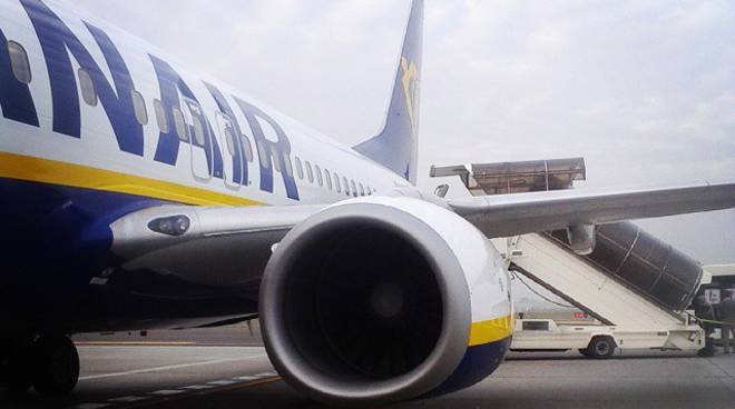 Disagi per volo Ryanair in ritardo: notte in aeroporto per un centinaio di passeggeri