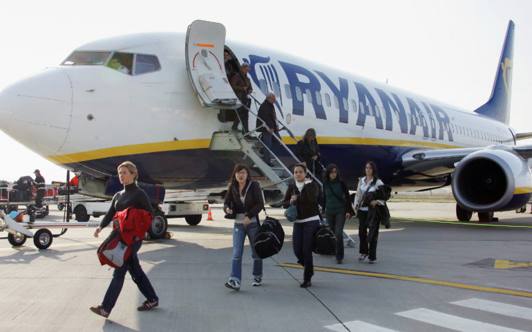 Ryanair, rivoluzione a bordo: dal 15 gennaio solo un bagaglio a mano in cabina