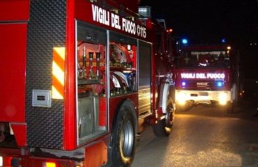 incendio vigili del fuoco notte