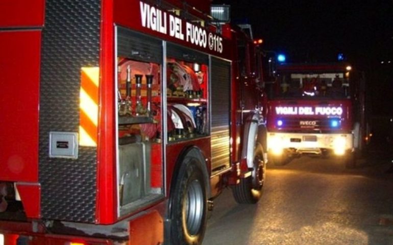 incendio vigili del fuoco notte