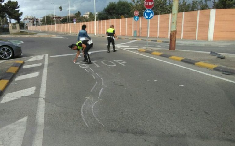 Cagliari, automobilista travolge uno scooter, lo trascina per venti metri e scappa