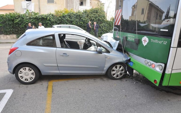 Cagliari, Opel contro filobus alla fermata di via Cinquini. Ferite lievemente le due donne dell’auto
