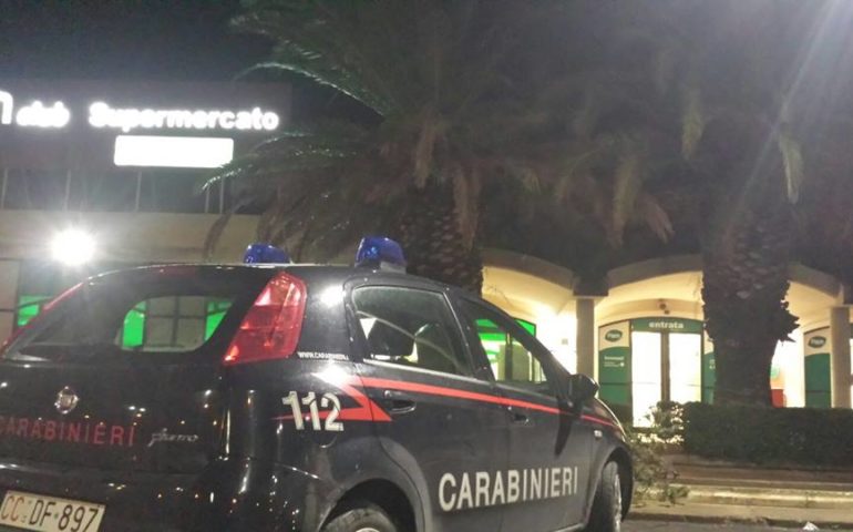 Quartu, uomo travestito e armato rapina un supermercato e scappa