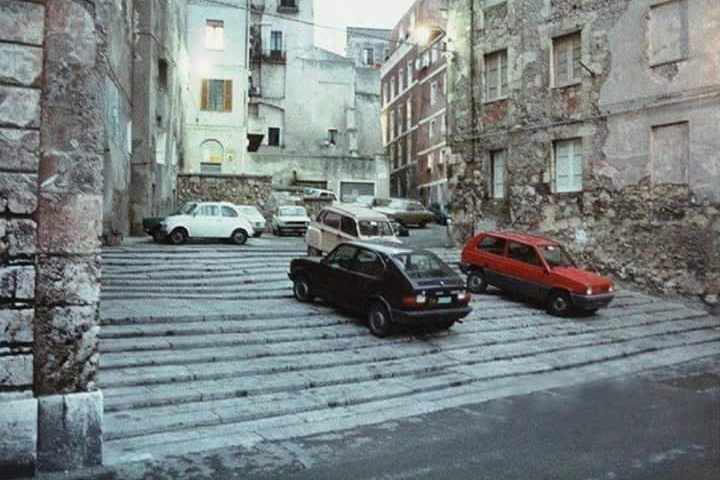 Le foto. Chi si lamenta dei parcheggi “selvaggi” pensi a come era Cagliari 40 anni fa