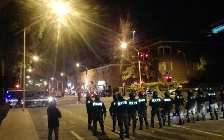 Renzi parla alla Fiera per il “Sì”, gli attivisti lo contestano da fuori. Il blocco della polizia in viale Diaz