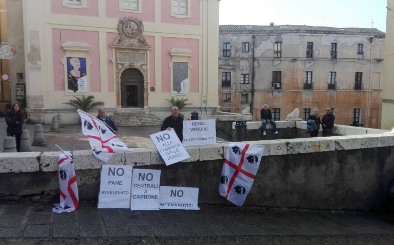 Le foto. Contestazione per Renzi prima della firma per il Patto per Cagliari: “Non ha utilizzato la bandiera sarda”