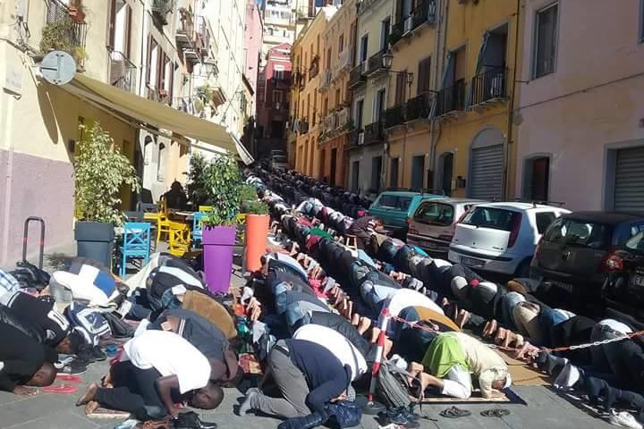 Cagliari, quartiere Marina: la preghiera del mattino