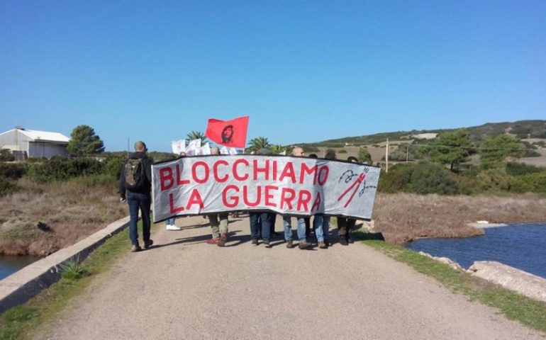 Tensioni e scontri al corteo degli antimilitaristi a Capo Frasca: manifestanti accerchiati dalle forze dell’ordine