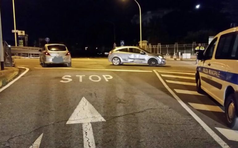 Cagliari, non rispetta lo stop: Opel Corsa si schianta su Opel Astra, ferite tre persone