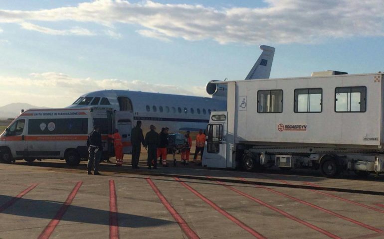 Bambino di 20 giorni in pericolo di vita, volo dell’Aeronautica per portarlo da Elmas a Ciampino