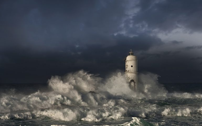 La foto. Il faro di Mangiabarche a Calasetta: mari mossi e violente mareggiate in tutta la Sardegna