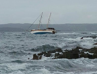 Maltempo, barca a vela si incaglia davanti alla spiaggia delle Saline a Calasetta