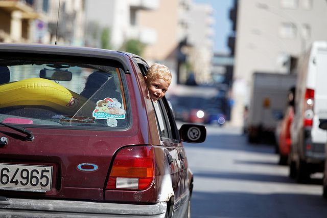 Bimbi a bordo: cambiano le regole. Adeguarsi per evitare multe