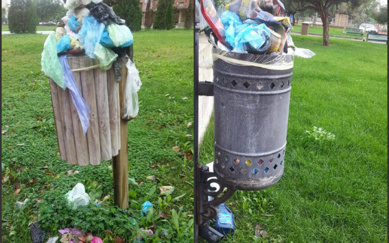 La foto. La “simpatica installazione” nel parco dell’anfiteatro ad Assemini