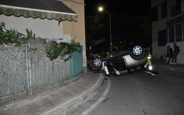 Spettacolare incidente nella notte in via Filia