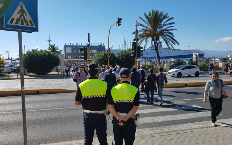 Venditori abusivi nella morsa delle forze dell’ordine. Blitz nella zona del porto