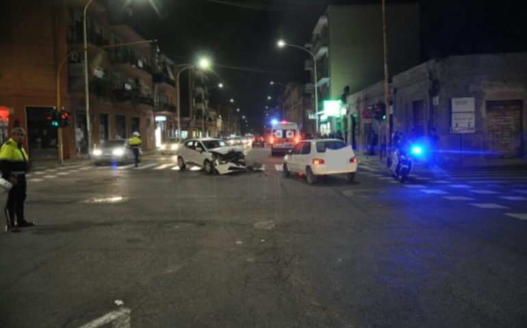 Scontro frontale in via Bosco Cappuccio: 4 passeggeri in ospedale