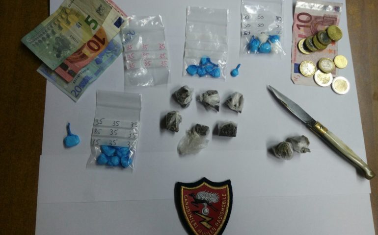 Via Marmolada. Coca, hashish, Marijuana. Pregiudicato in cella