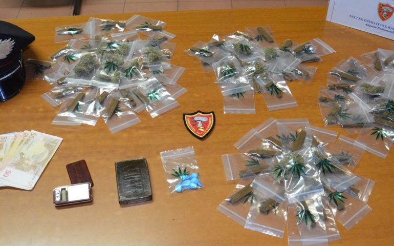 Non si ferma all’alt del posto di blocco: era imbottito di droga