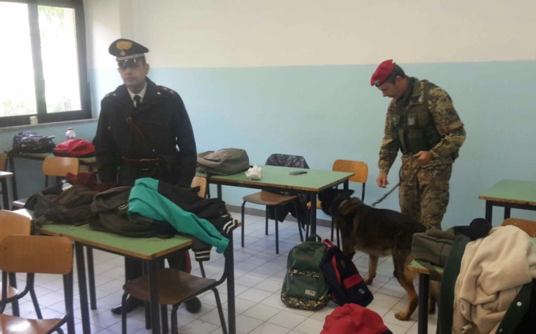 Iglesias. Carabinieri tra i banchi di scuola alla ricerca di “droga”