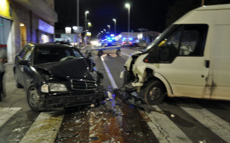 Scontro frontale in viale Elmas. Due persone in ospedale