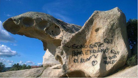 La foto. Arzachena, deturpato il monumento naturale del Fungo, simbolo del paese