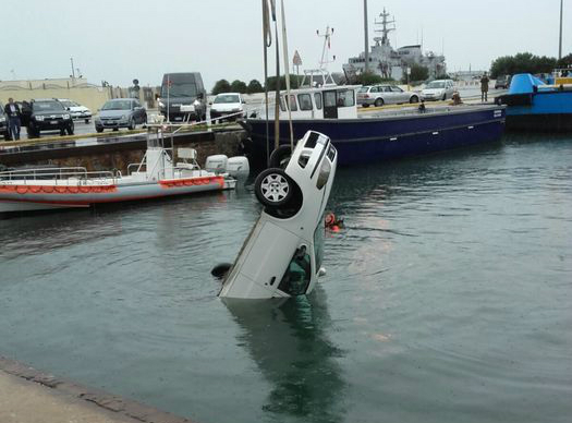 Cagliari, si fa cadere in mare con l’auto, donna in gravi condizioni al Brotzu