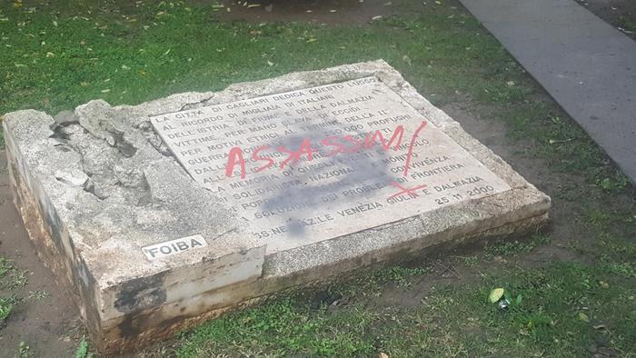 Cagliari, “Assassini”: imbrattato con una scritta il monumento ai martiri delle foibe