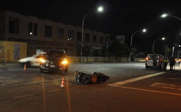 Scontro tra auto e scooter nella notte a Cagliari. Due giovani feriti in maniera lieve