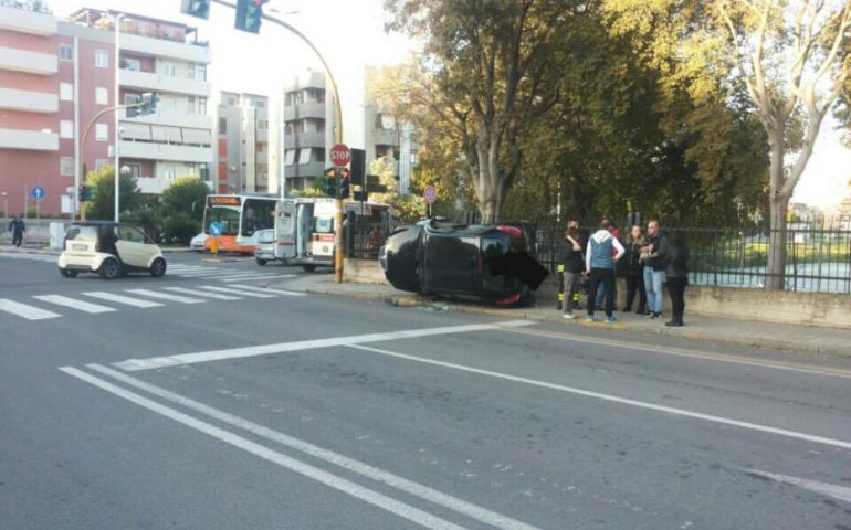 Ambulanza travolge auto tra via Torricelli e via del Canneto a Cagliari. Cinque feriti