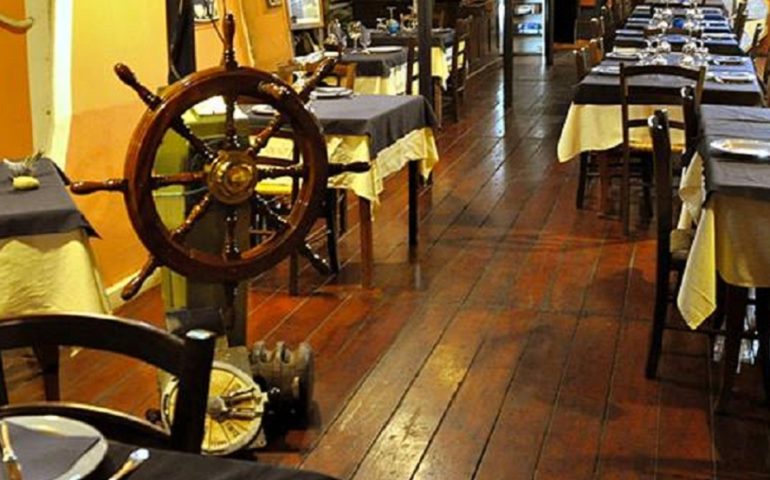 Nave ristorante rischia di affondare durante la notte a Cagliari
