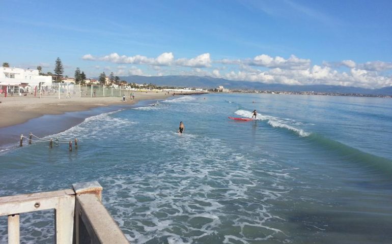 Cagliari, bagni fuori stagione al Poetto: 25° sentiti e temperature primaverili