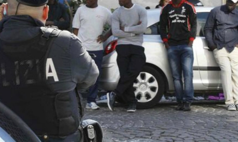 Proteste migranti in Municipio. Scontri con la polizia