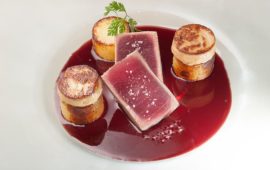 Rossini con filetto di tonno, scaloppa di fegato grasso di anatra, una salsa di Cannonau addizionato di miele di cardo e timo selvatico,