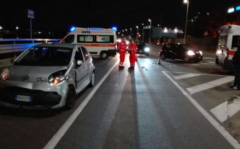 Cagliari, due feriti in un incidente nel viale che costeggia il canale di Terramaini: due macchine coinvolte