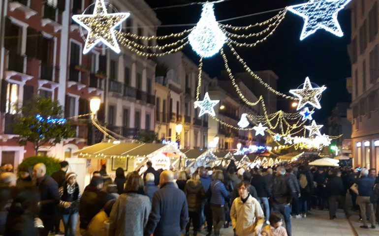 Grande folla ai mercatini di natale in Piazza Yenne e nel Corso – Photogallery