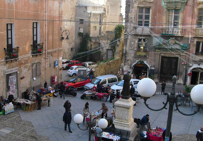 Le foto. Due anni di Sa Domu, lo studentato occupato: il mercatino per il finanziamento in piazza Carlo Alberto e le iniziative per stasera