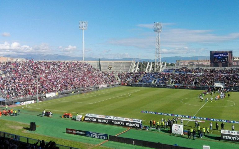 Cagliari, “Eterna fedeltà, ovunque al tuo fianco”. Il coro della Curva Nord intonato sullo 0-5 contro il Napoli