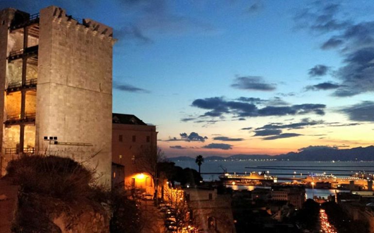 La foto. Il tramonto su Cagliari da via Santa Croce nel vecchio quartiere di Casteddu ‘e Susu