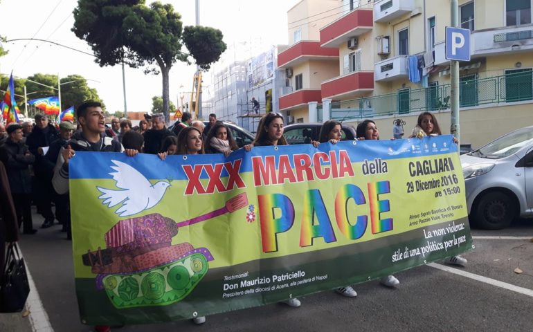 In migliaia alla Marcia della Pace a Cagliari. Ospite don Patriciello, parroco della Terra dei fuochi