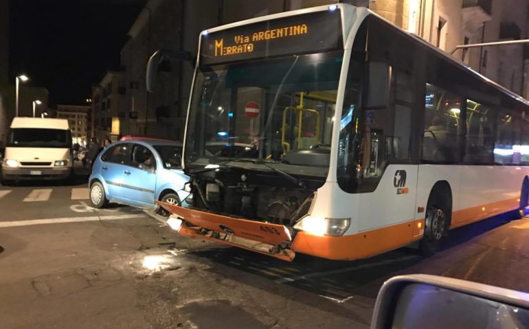Auto contro bus in centro a Cagliari: diversi contusi e traffico bloccato