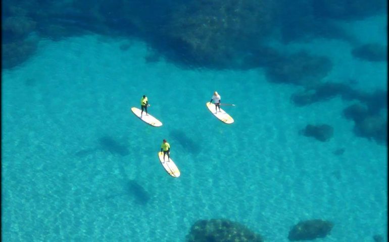 La foto. Trasparenze e colori stamattina nel mare di Cala Fighera, dietro la Sella del Diavolo