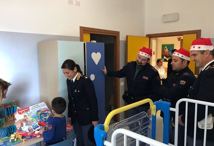 “Regala un sorriso”: a Iglesias gli agenti della polizia si vestono da Babbo Natale e portano i doni ai bambini