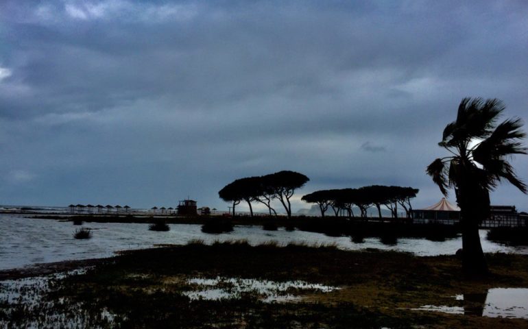 Il Poetto dopo la tempesta in una foto di Roberto Casu