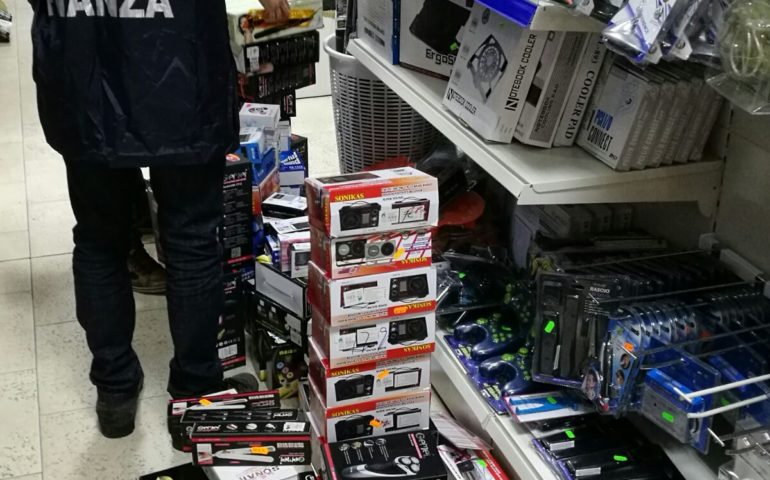 Guardia di Finanza: Operazione Natale Sicuro, sequestrati quasi 5000 prodotti cinesi contraffatti
